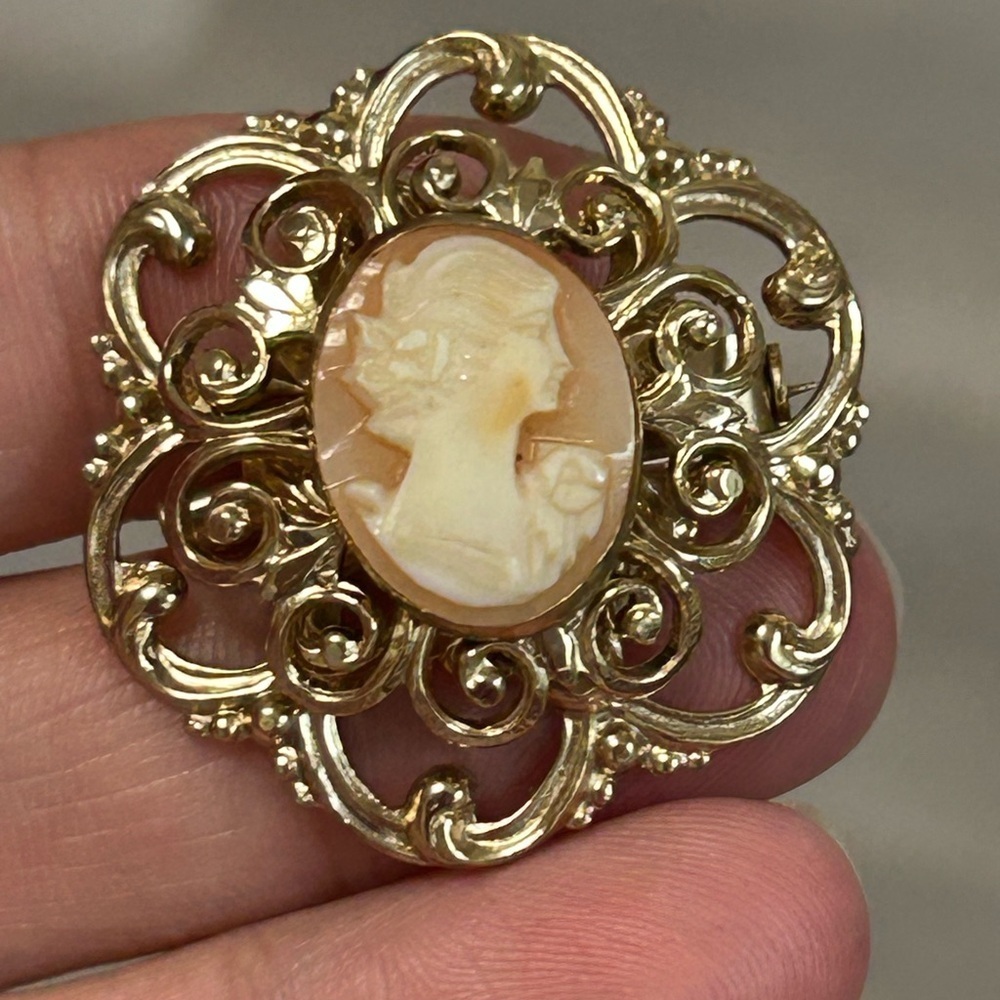 CORO 1950 Elegant Gold Cameo Brooch VTG 😎